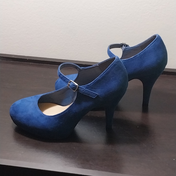 Electric blue heels - Picture 3 of 4